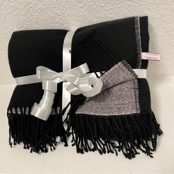 Victoria’s Secret 💕Lightweight soft & cozy throw blanket - Picture 2 of 9